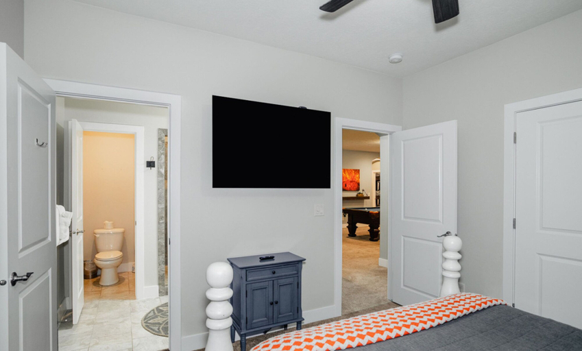 Room 2, Paradise Village 3 - Grand View Estates, Washington