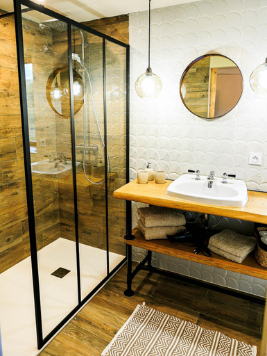 Bathroom 3, Les Tables de La Rousse, Aveyron