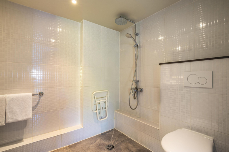 Bathroom 4, Campanile Vichy - Bellerive sur Allier, Allier
