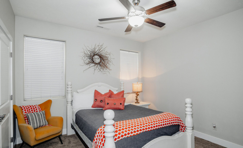 Room 3, Paradise Village 3 - Grand View Estates, Washington