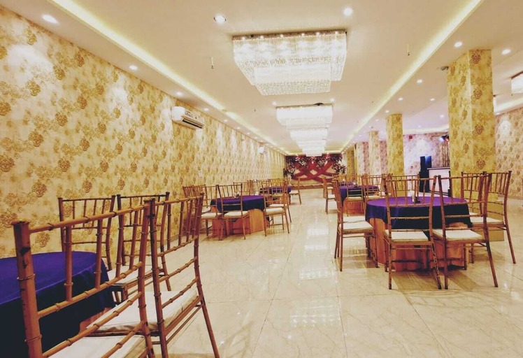 Food & Drinks, Hotel Silver Saffron Peeragarhi, Delhi