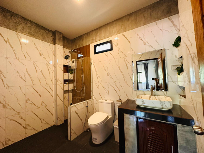 Bathroom 4, Lanta Queen Resort, Ko Lanta