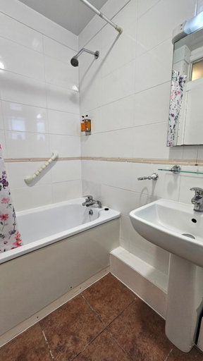 Others 5, Newly renovated Studios & Ensuite Rooms-Camberwell, London