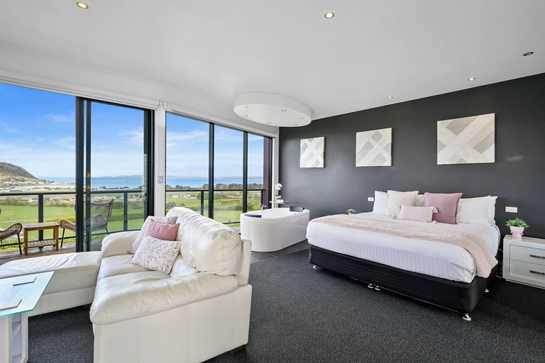 Bedroom 3, Horizon Deluxe Apartments, Circular Head