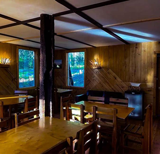 Food & Drinks, Rustic Beaverfoot Lodge Room N10, Columbia-Shuswap