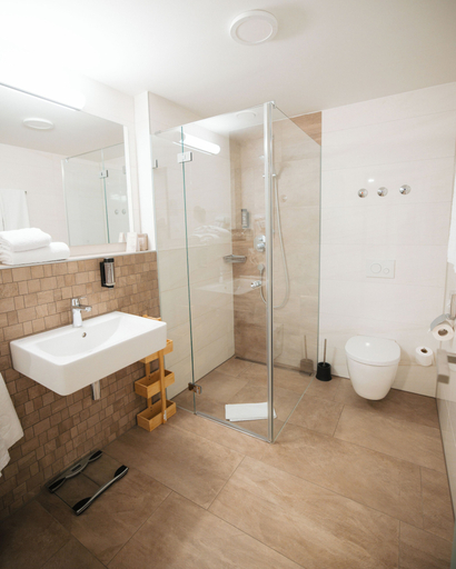 Bathroom 5, Hotel Poellners, Dachau