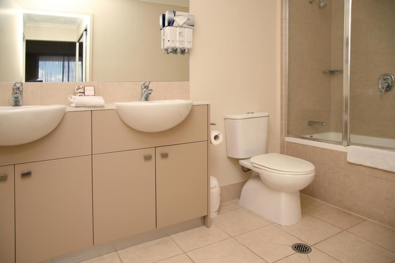 Bathroom 5, Toowoomba Central Plaza Apartment Hotel, Toowoomba - Central
