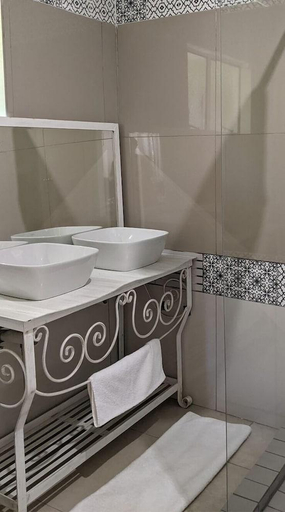 Bathroom, Sunbirds Hotel Cottage, Chobe