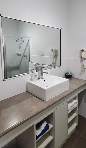 Bathroom 2, Centrepoint Motel Deniliquin, Deniliquin