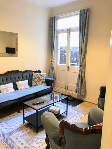 2, Spacious West London 2 Bedroom Apartment, London