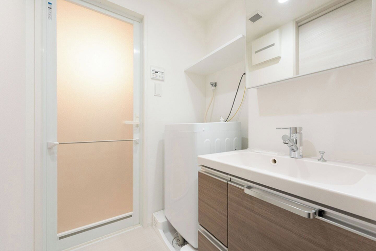 Bathroom 4, Prere Duque Omorimachi II, Ōta