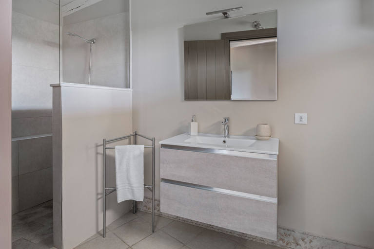 Bathroom 4, Villa Felicia, Syracuse