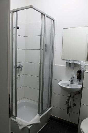 Bathroom 4, Pionier Hotel Hamburg Wandsbek Self Check-in, Hamburg