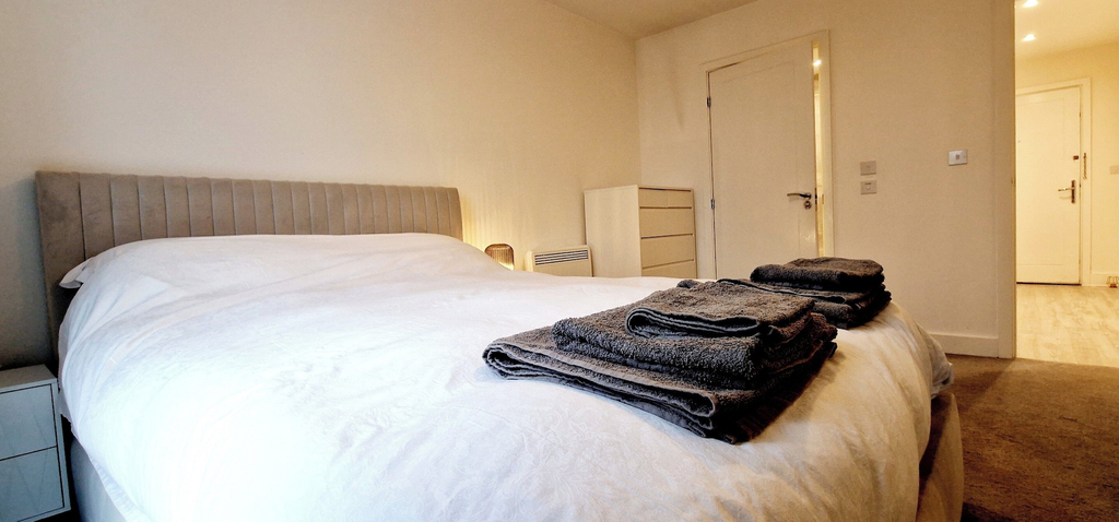 Room 3, Gym, Free Parking, 25 Mins to Central London, Surrey