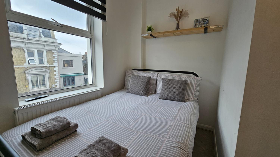Others 5, Newly renovated Studios & Ensuite Rooms-Camberwell, London