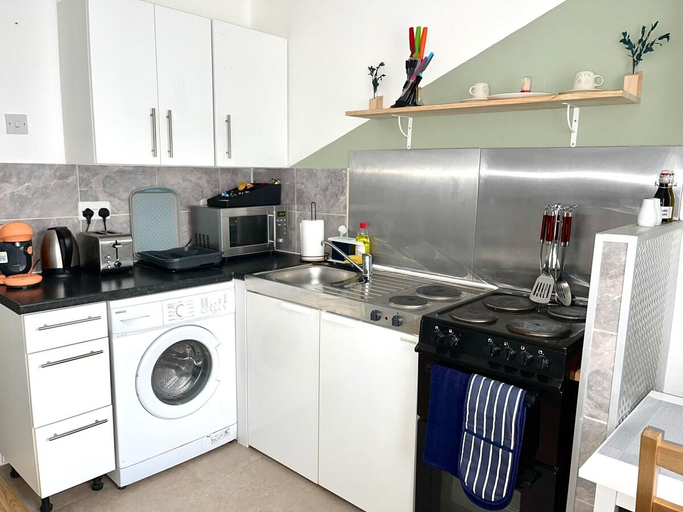 Others 5, Crescent 1 bed Apartment, London
