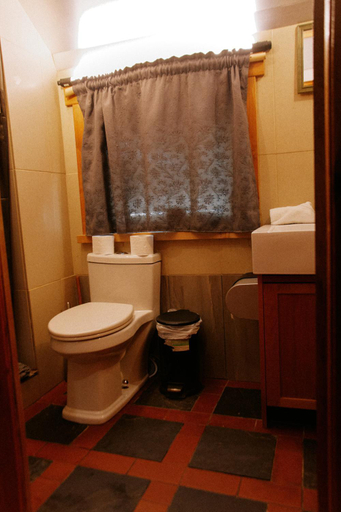 Bathroom 3, Rustic Beaverfoot Lodge Room N10, Columbia-Shuswap