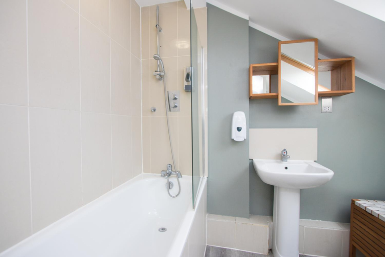 Bathroom 5, Westciti Croydon Serviced Apartments, London