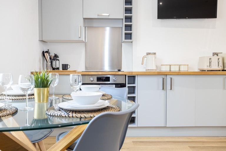 Others 3, 1-Bed Apartment in Manchester by 53 Degrees Property, Ideal for Long Term, Couples or Business Group, Salford