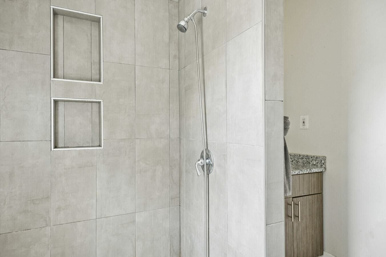 Bathroom 3, 8 Guests, 4Bd Vacation Home Art Gallery, Detroit, Wayne