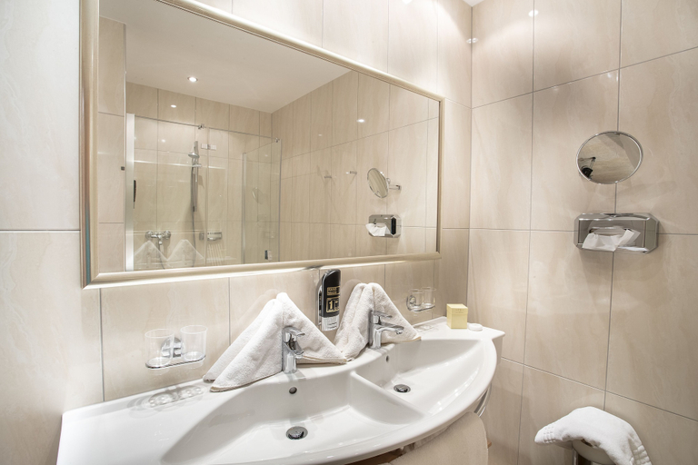 Bathroom 3, Hotel Lenz, Landeck