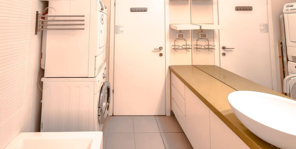 Bathroom, Rupin Nacre