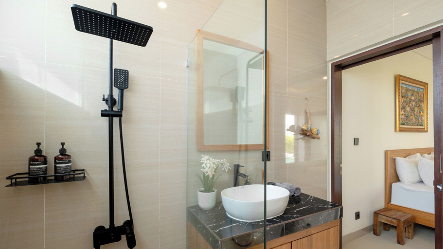 Bathroom 4, The Lange Estate by Villa Finder, Badung