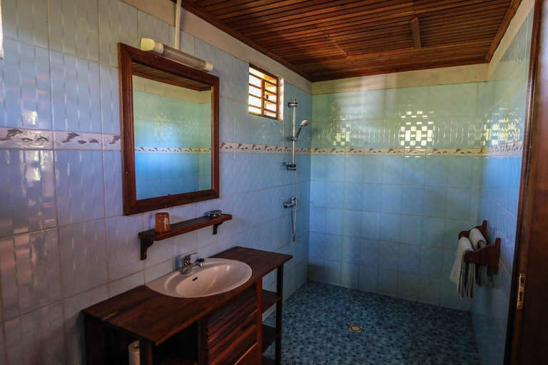 Bathroom 3, Kimony Resort, Menabe