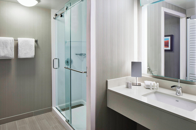 Bathroom 4, Courtyard Portland Downtown/Convention Center, Multnomah