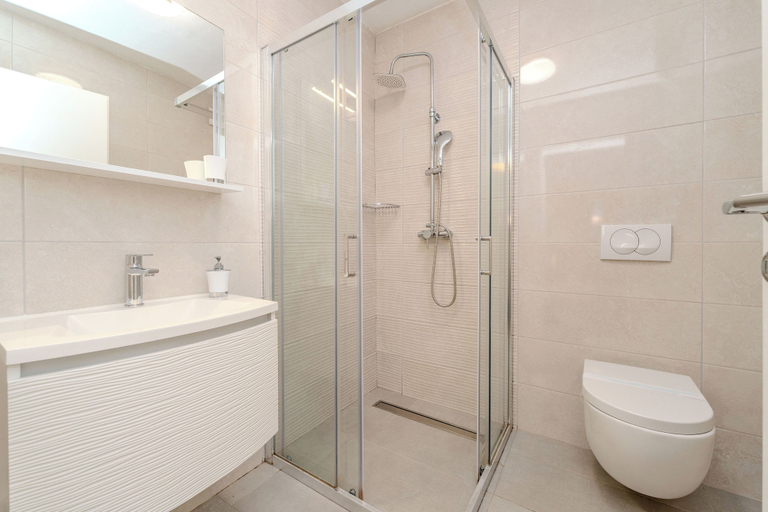 Bathroom 3, Apartments Batela, Nin