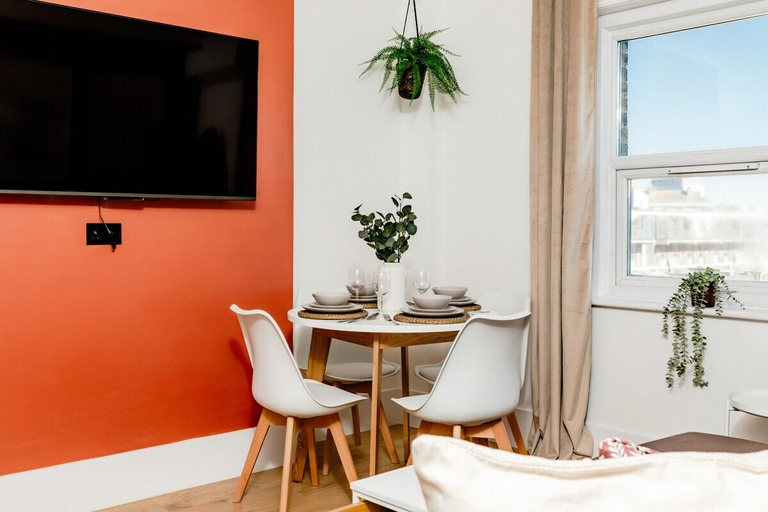 Others 4, Hyde Park Designer Serviced Apartments with A/C, London