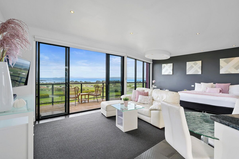 Bedroom 3, Horizon Deluxe Apartments, Circular Head