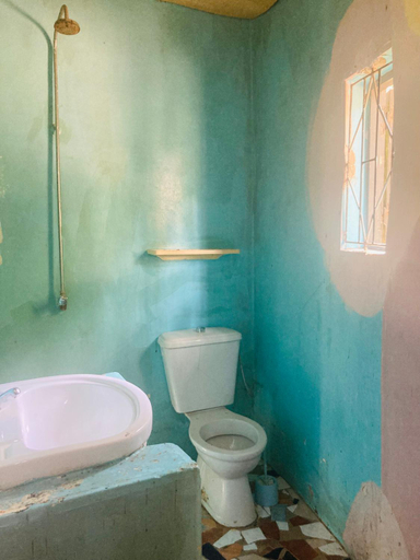 Bathroom, Auberge Culturelle Les Belles Etoiles, Bignona