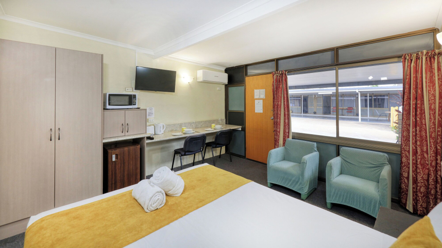 Bedroom 2, Biloela Centre Motel & Grevillea Steakhouse & Bar, Banana