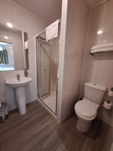 Bathroom 5, Stockwood Hotel, Luton