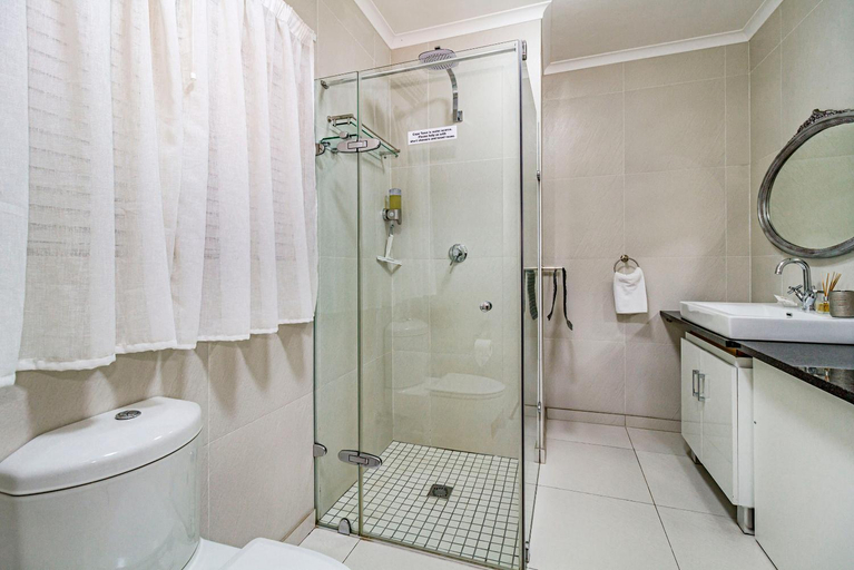Bathroom 4, 5 Rembrandt Guesthouse, City of Cape Town