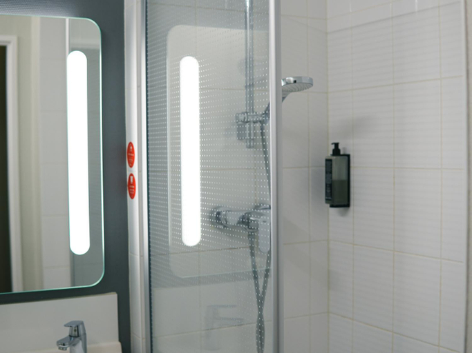 Bathroom 5, ibis Caen Porte d'Angleterre, Calvados