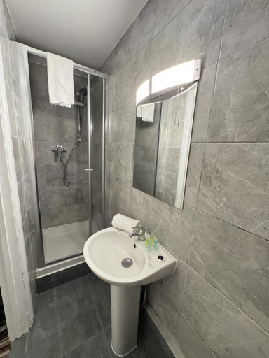 Bathroom 4, Whiteleys Hotel, London