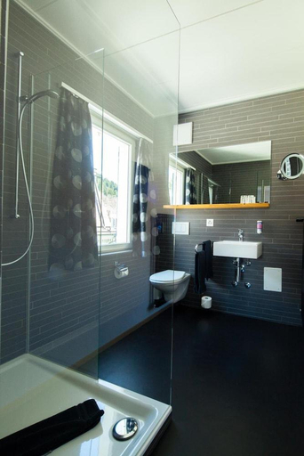 Bathroom 2, Hotel Ratia, Surselva