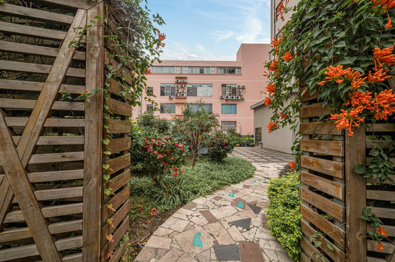 Exterior & Views