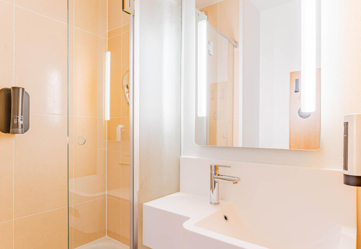Bathroom 5, B&B HOTEL Poitiers (3), Vienne