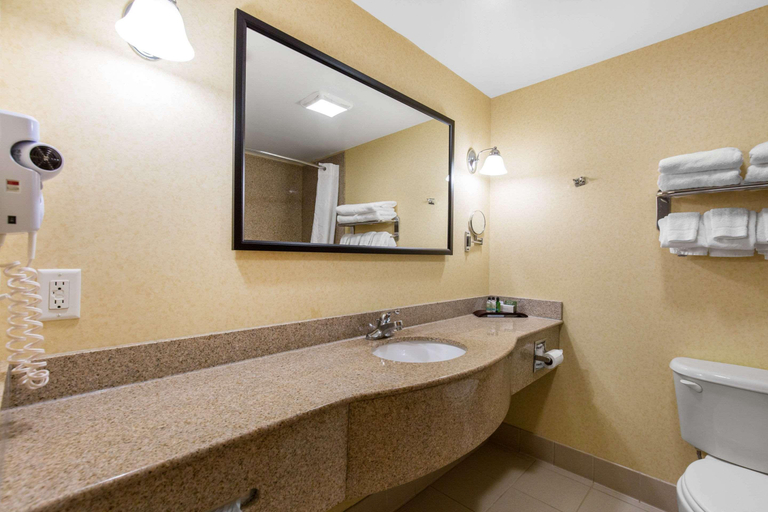 Bathroom 4, Gateway Hotel & Suites, Ascend Hotel Collection, Worcester