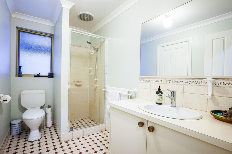 Bathroom 3, Bettenay's Accommodation, Busselton
