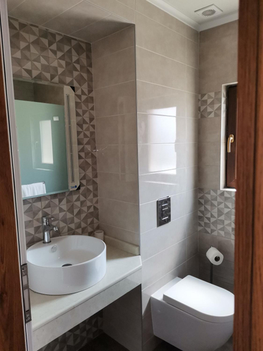 Bathroom 2, Family Hotel Rai, Shumen