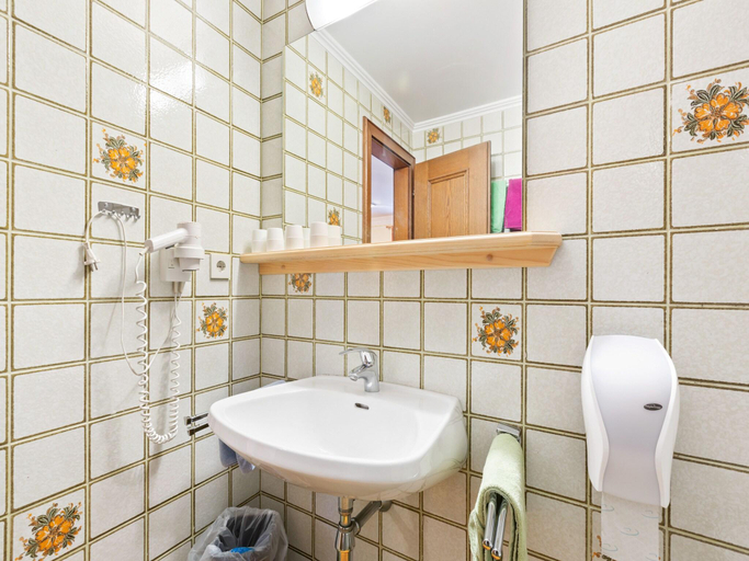 Bathroom 3, Apartment in Saalbach near Ski Lifts, Zell am See