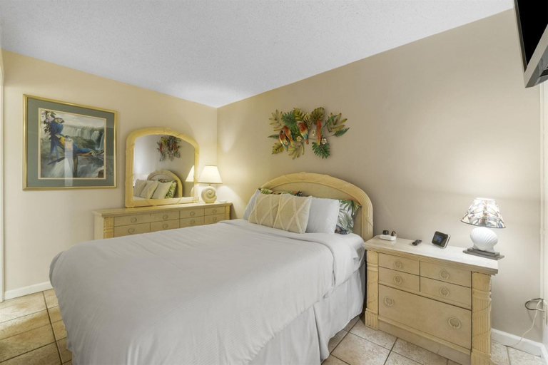 Bedroom 3, Moondrifter 207, Bay
