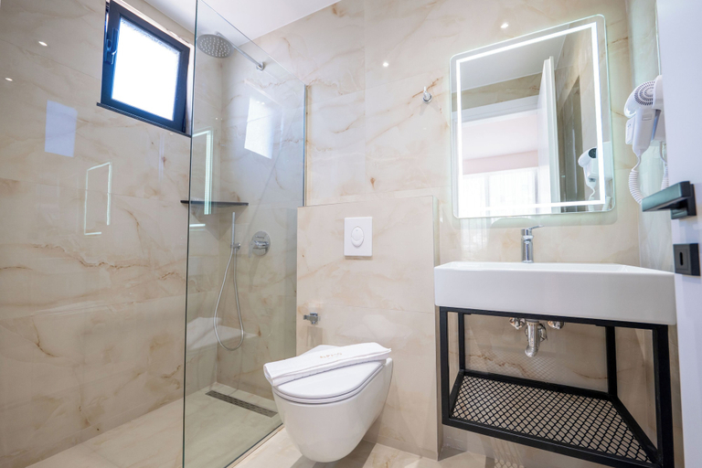 Bathroom 4, Alpaso Hotel, Sarandës
