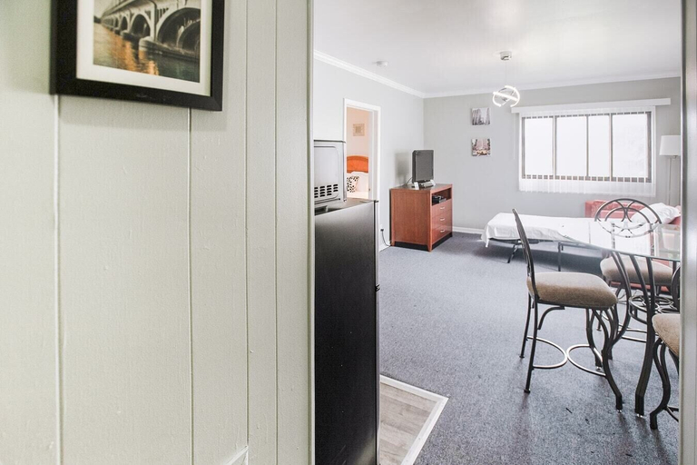 Others 4, Charming Room w/ Private Bath & Wi-fi in Brownstown!, Wayne