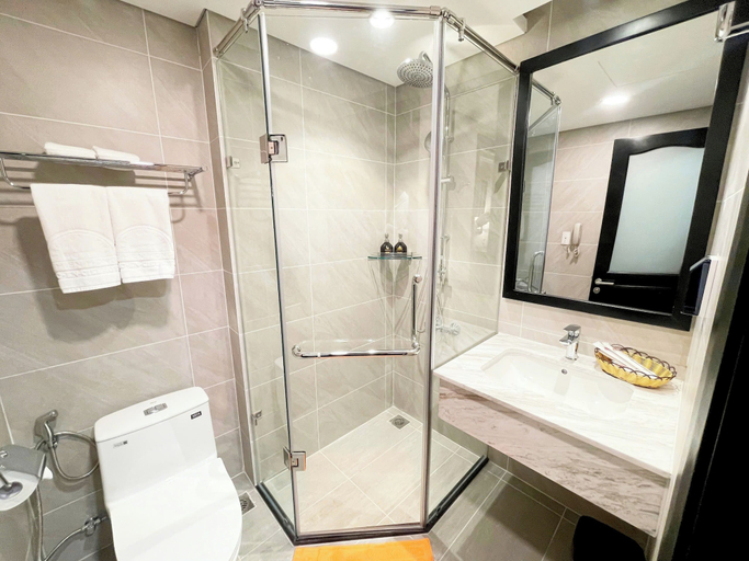 Bathroom 5, Arc En Ciel Hotel, District 5