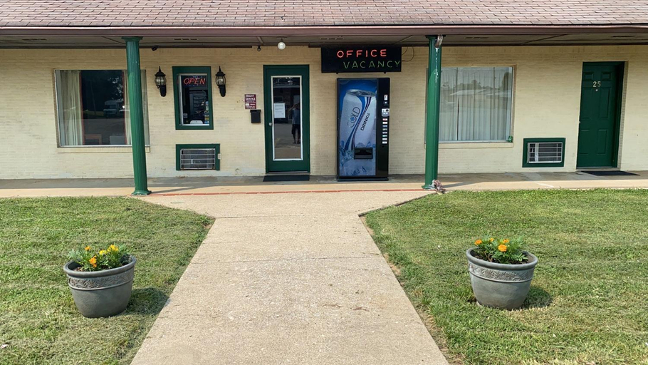 Exterior & Views, Royal Inn, Clinton